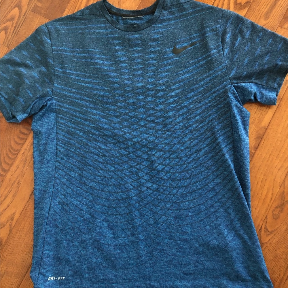 Nike L sport shirt